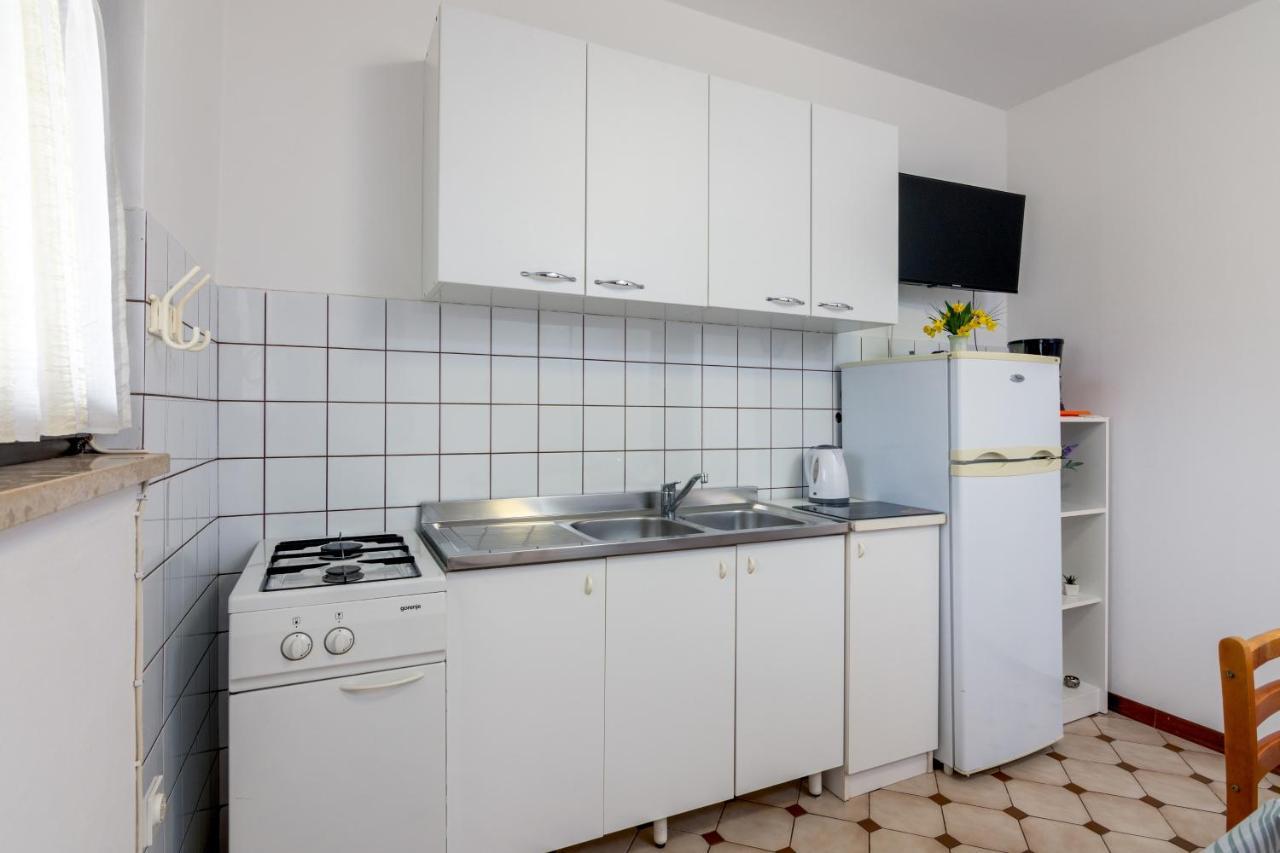 Family Friendly Apartments With A Swimming Pool Valbandon, Fazana - 2201 Stinjan Exterior photo